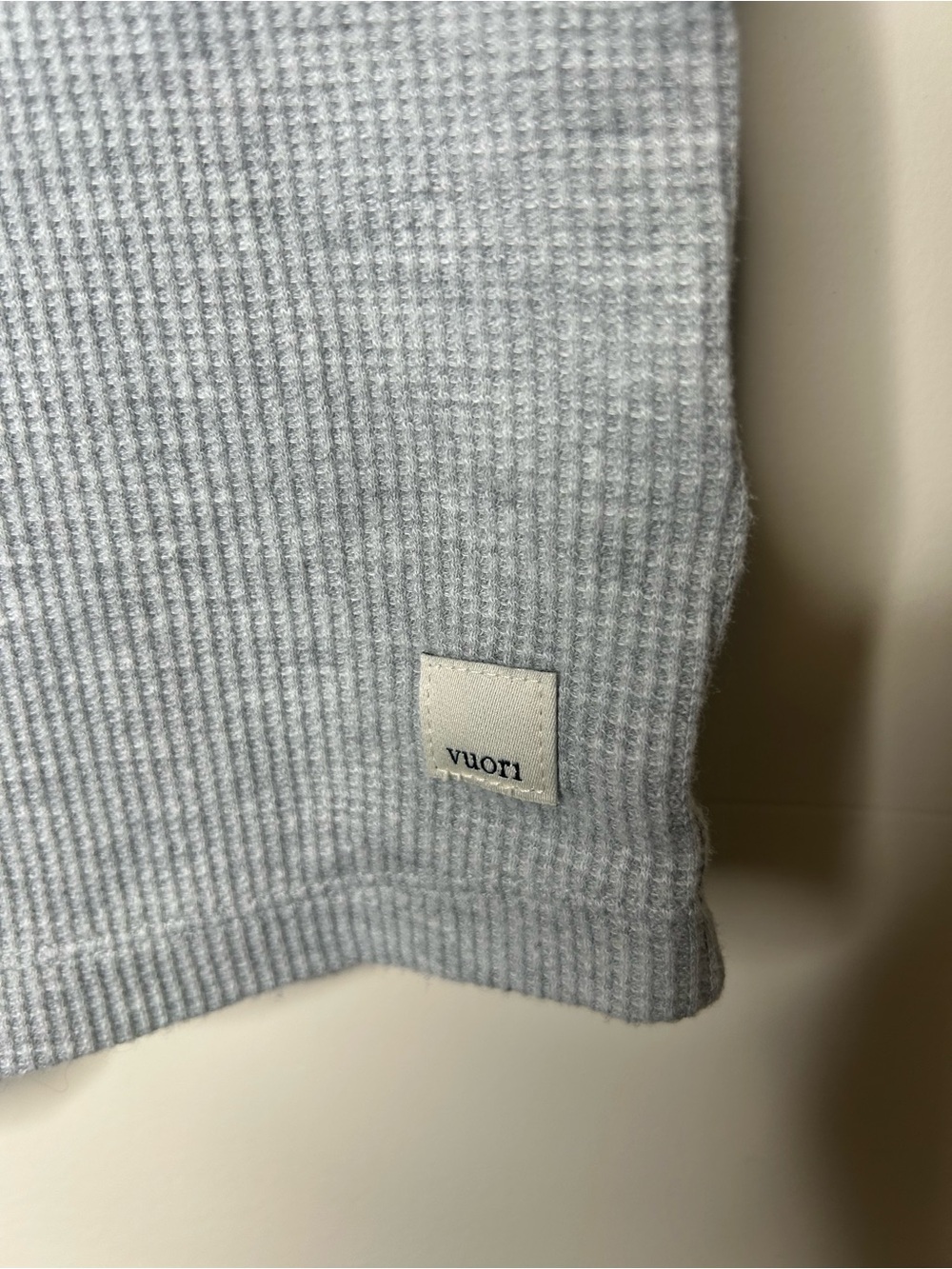 Vuori Heather Gray Waffle Weave L/S top Size M/L NWOT Cotton Blend Slight Crop - Picture 4 of 6